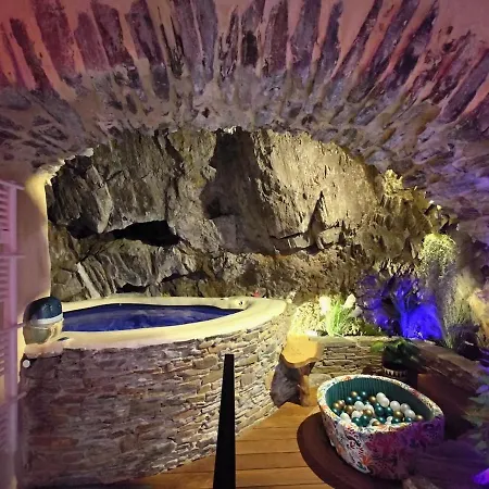 Troglodyte Avec Cour, à 20m Des Plages, Loveroom Avec Jacuzzi Le Ginkgo *