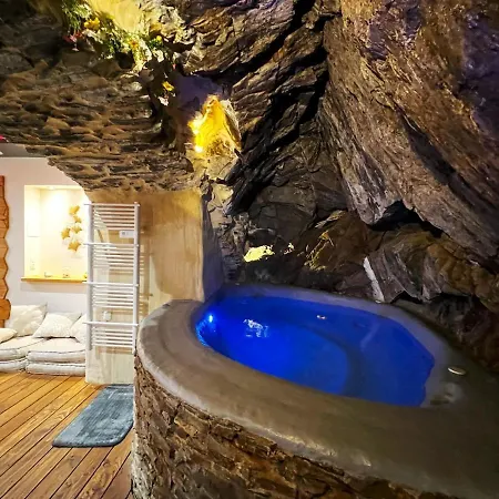 Troglodyte Avec Cour, à 20m Des Plages, Loveroom Avec Jacuzzi Le Ginkgo