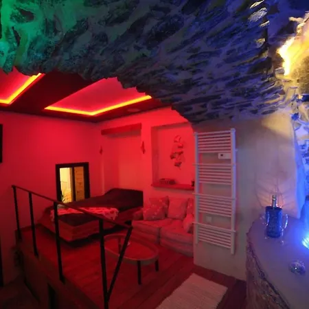 Apartment Troglodyte Avec Cour, A 20m Des Plages, Loveroom Avec Jacuzzi 
