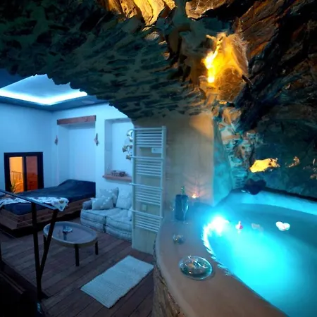 Troglodyte Avec Cour, A 20m Des Plages, Loveroom Avec Jacuzzi 