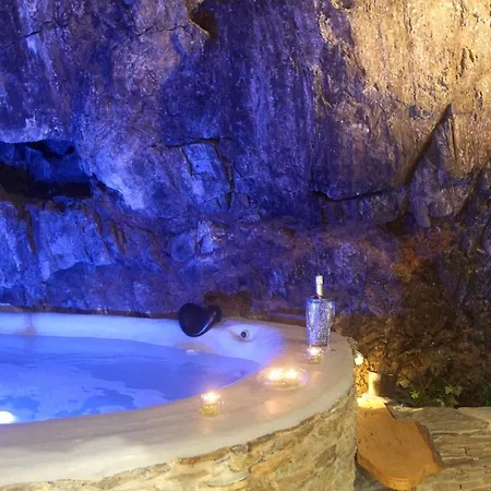 Apartment Troglodyte Avec Cour, A 20m Des Plages, Loveroom Avec Jacuzzi 